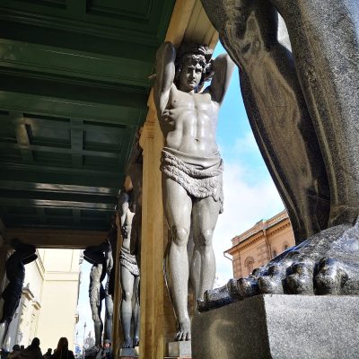 les atlantes de Saint-Pétersbourg