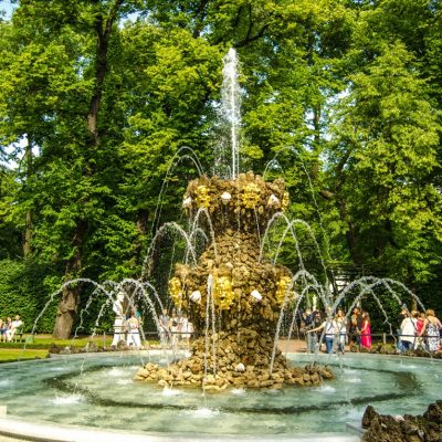 les touristes au jardin d'été